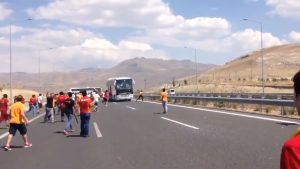 Vừa thoát lệnh cấm, CĐV Galatasaray đã điên cuồng tấn công xe bus của Besiktas